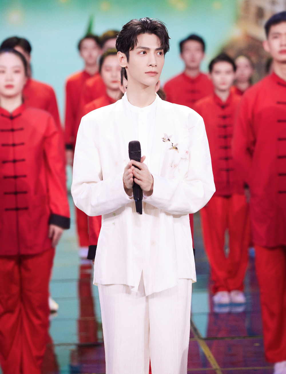 5月4日,青年演员,歌手罗云熙现身央视《奋斗正青春——2021年五·四