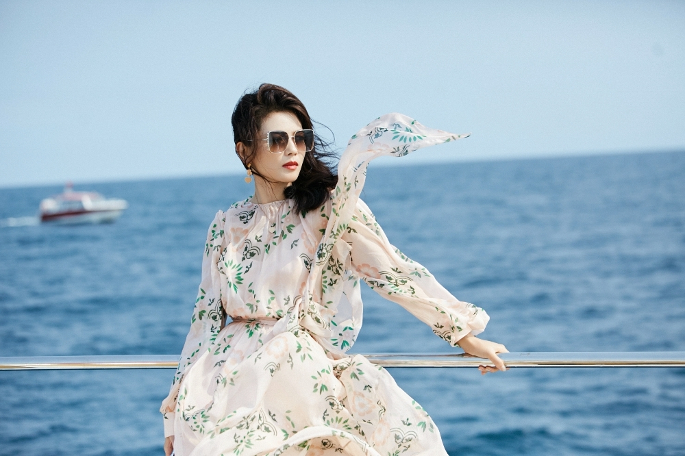 刘涛粉色印花长裙仙气十足 担任团长处处"闪闪发光"__凤凰网