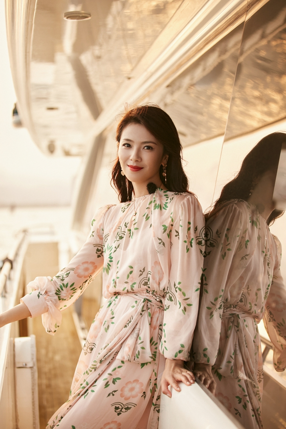 刘涛粉色印花长裙仙气十足 担任团长处处"闪闪发光"__凤凰网