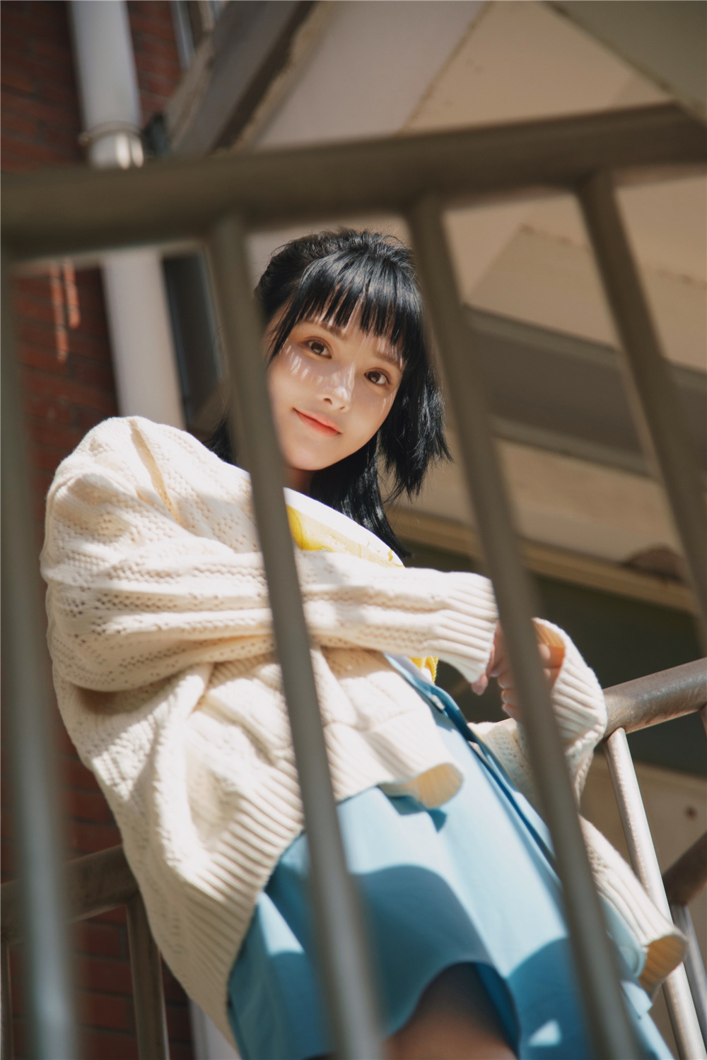 彭小苒化身夏日精灵校园风写真洋溢青春活力