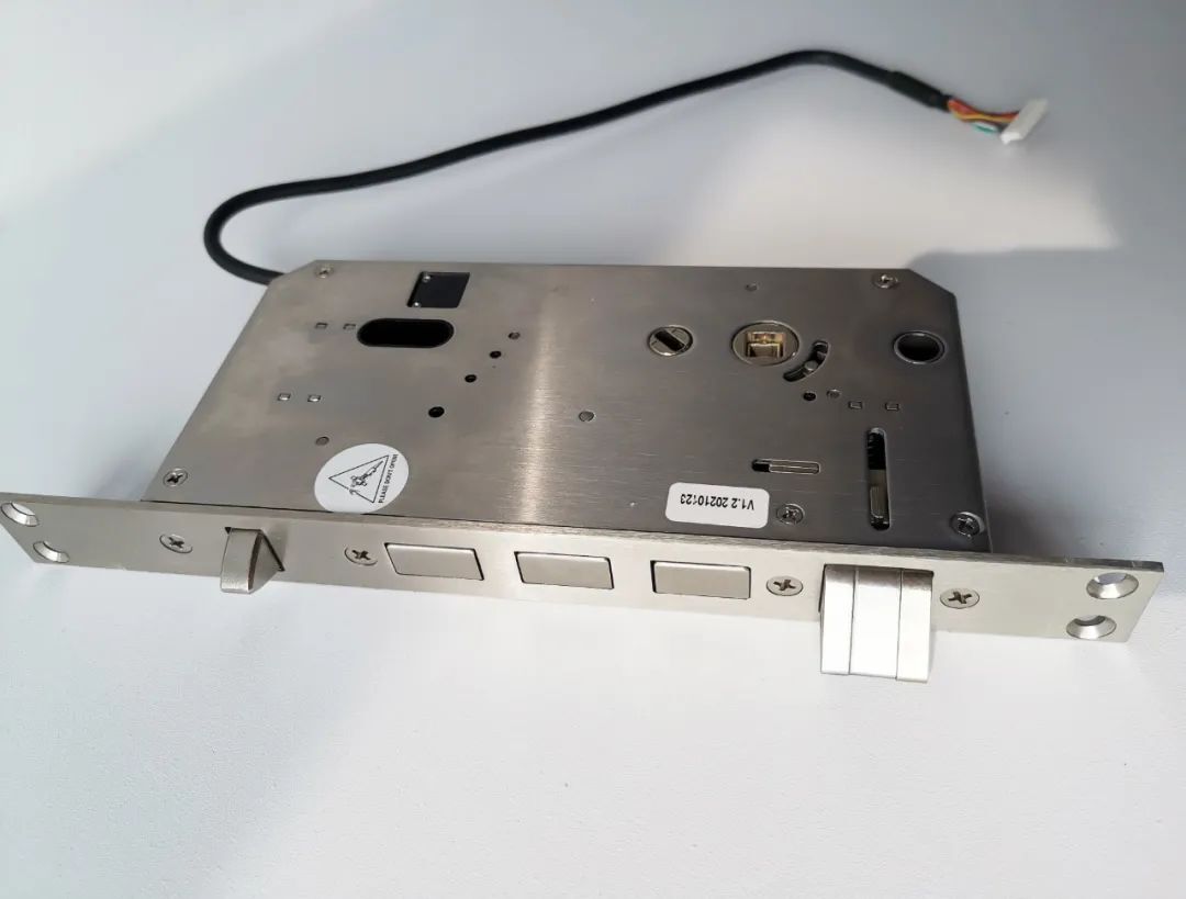 锁体为自主研发,开模设计的三防全自动锁体,材质为奥氏体不锈钢.