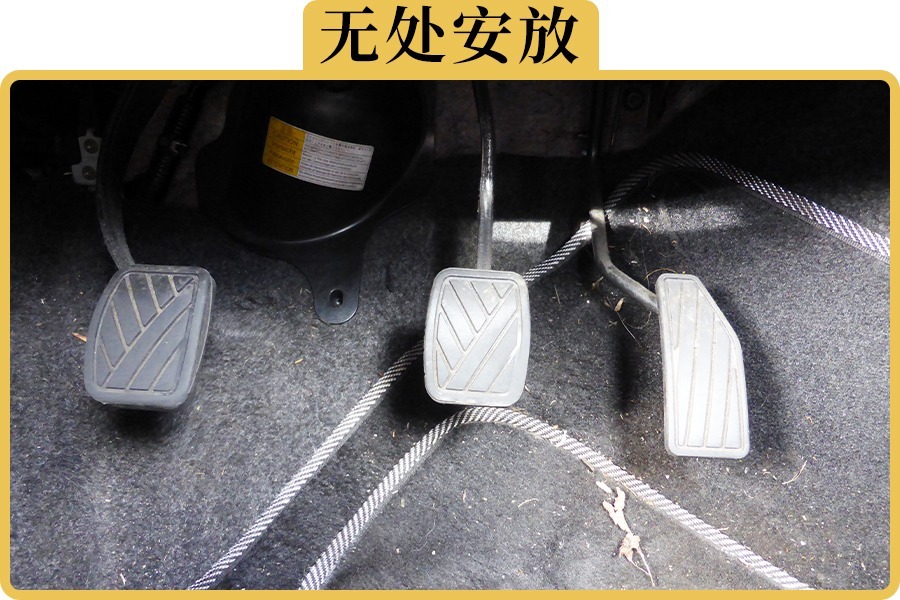 不踩油门的时候，脚放哪里比较好