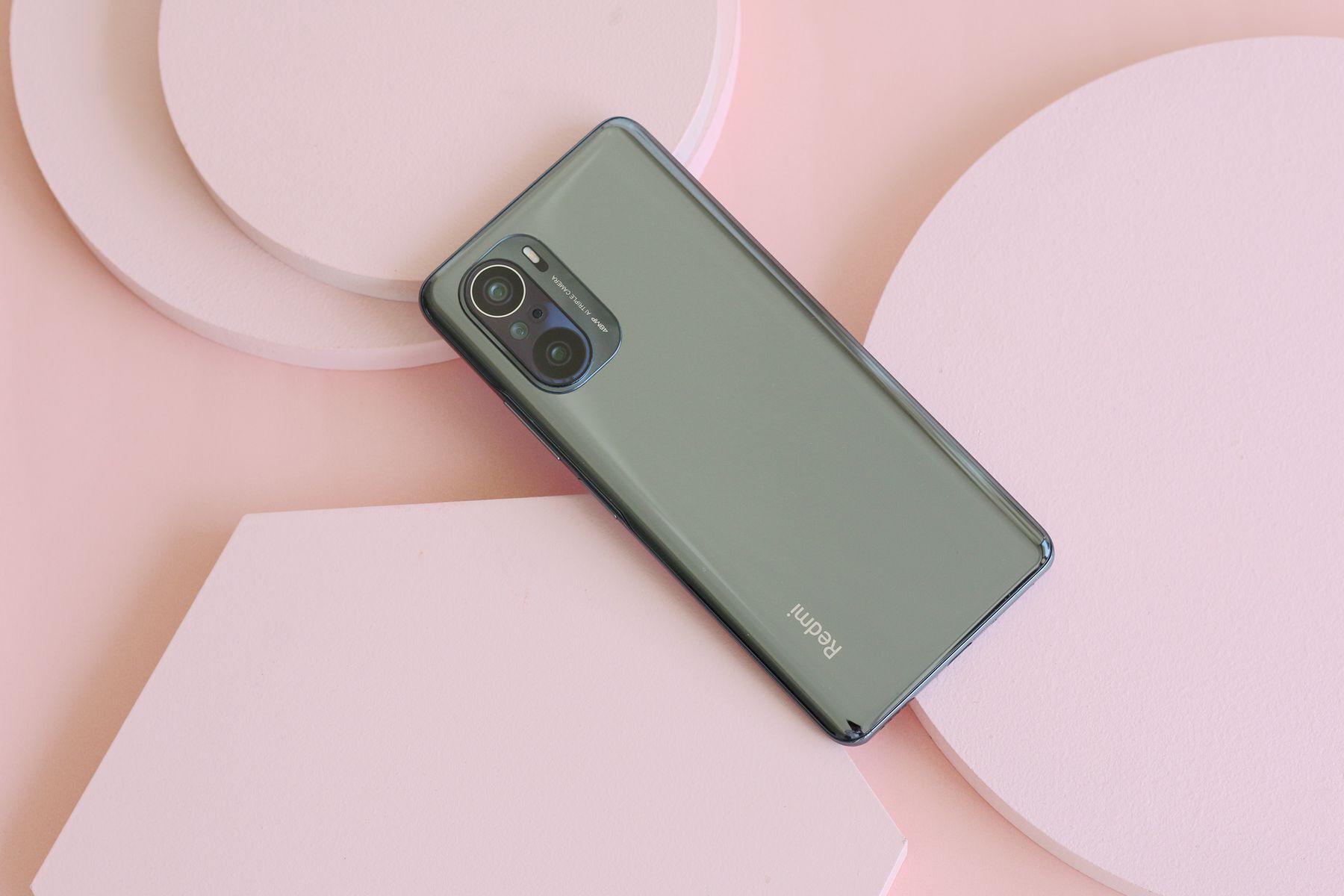 在摄像头模组上,k40与小米11有些许相似之处,但却比小米11的更加修长