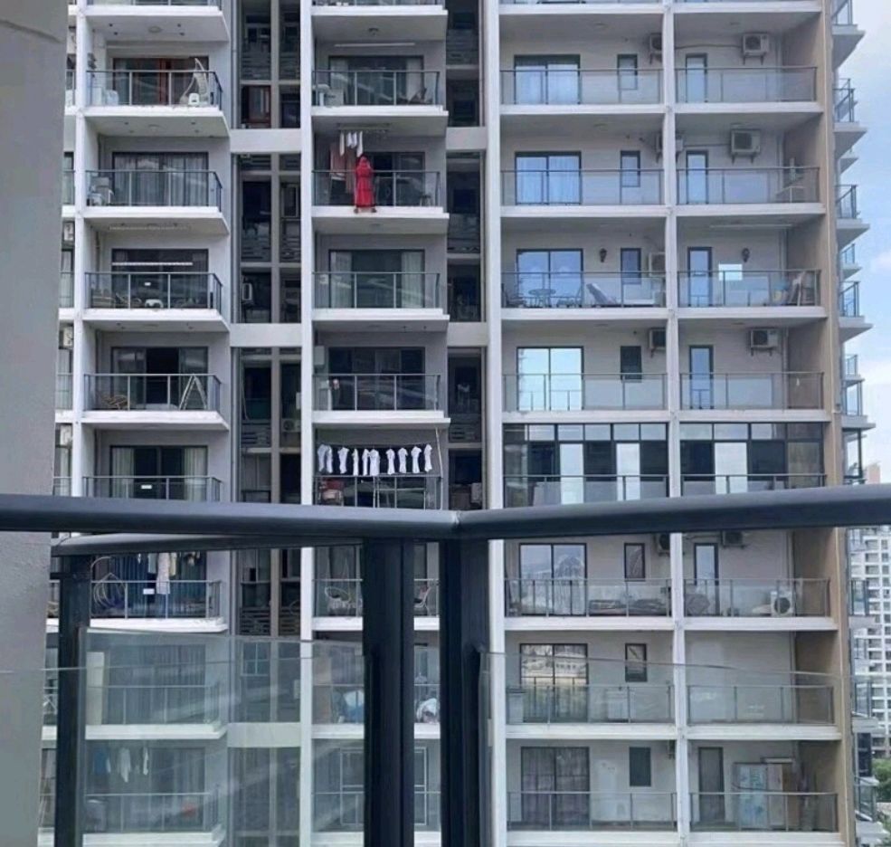 三亚一中年女子不听劝阻25层楼阳台外跳舞拍短视频坠亡__凤凰网