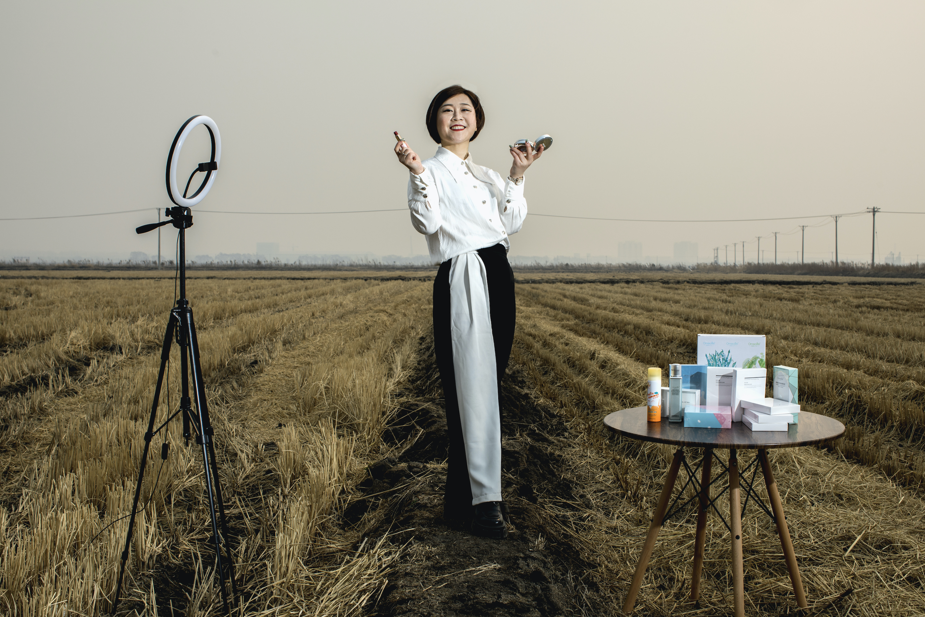 摄影师给8位农村妈妈拍大片:她们开始化妆,眼里有光