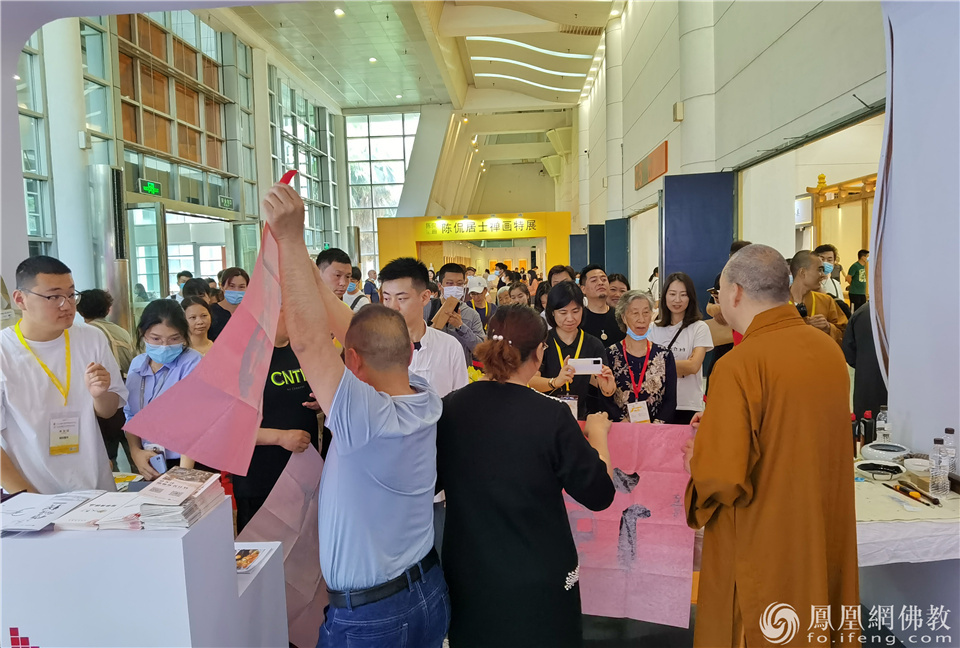 厦门佛事展延参法师现场送墨宝（图片来源：凤凰网佛教 摄影：王子轩）