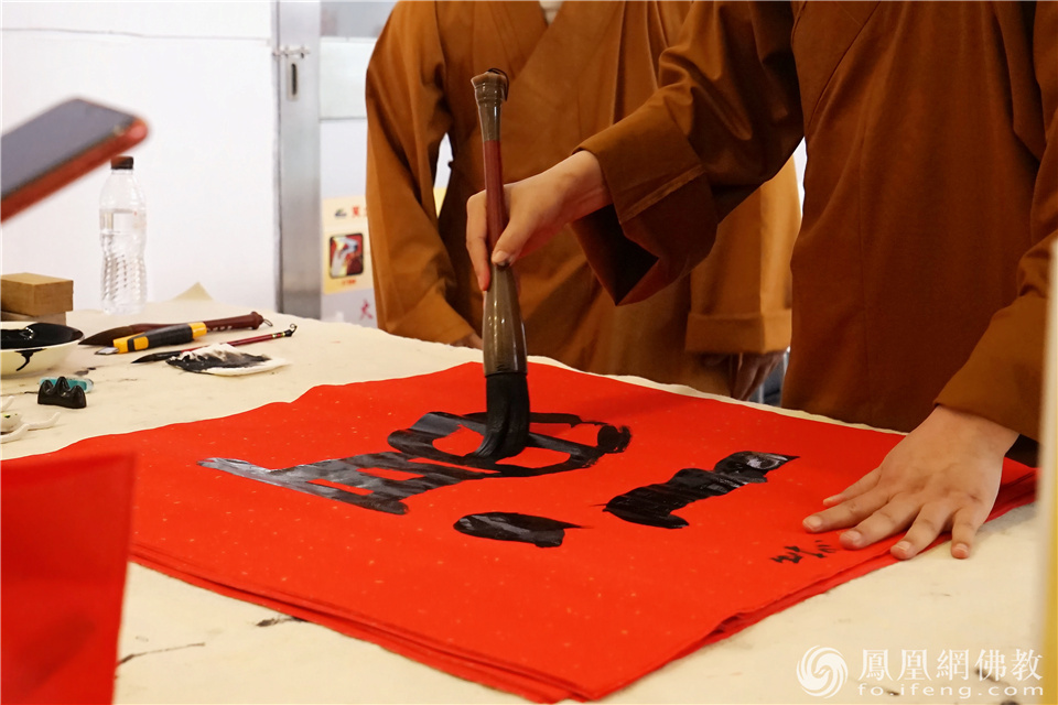 厦门佛事展延参法师现场送墨宝（图片来源：凤凰网佛教 摄影：王子轩）