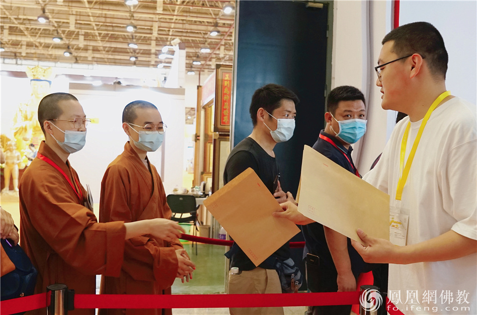 厦门佛事展延参法师现场送墨宝（图片来源：凤凰网佛教 摄影：王子轩）