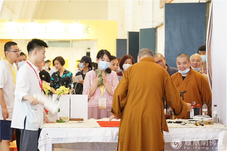 厦门佛事展延参法师现场送墨宝（图片来源：凤凰网佛教 摄影：王子轩）