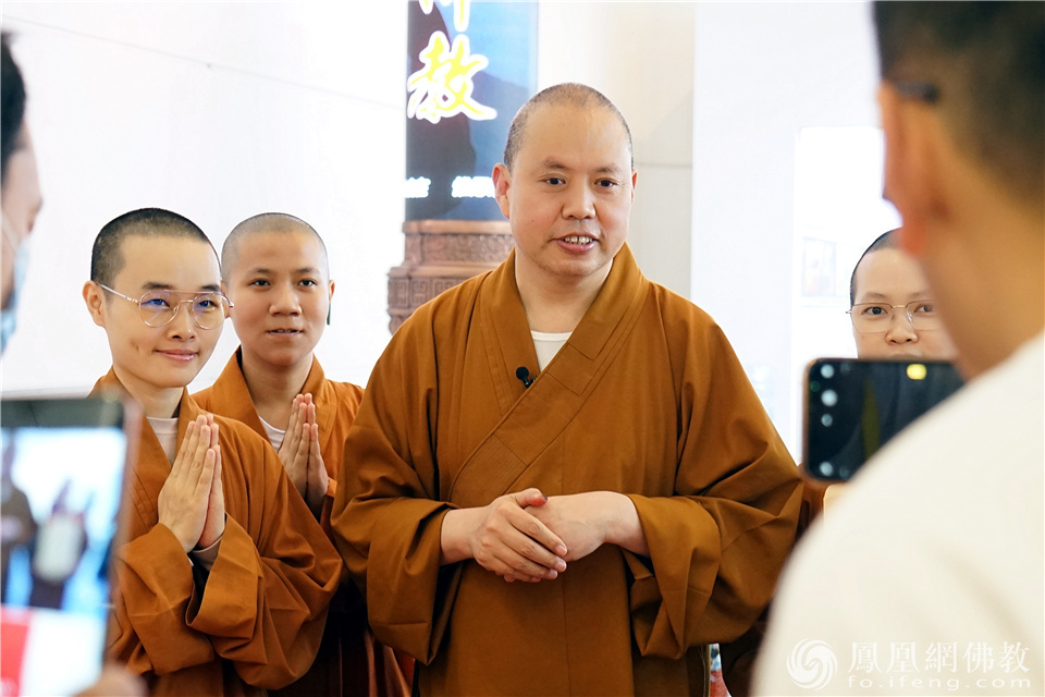 厦门佛事展延参法师现场送墨宝（图片来源：凤凰网佛教 摄影：王子轩）