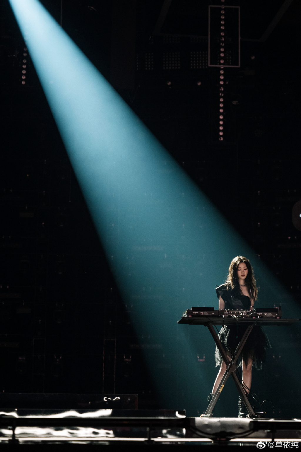 乐评单依纯唱soap被怼哭面对否定失控忍哭都是成长