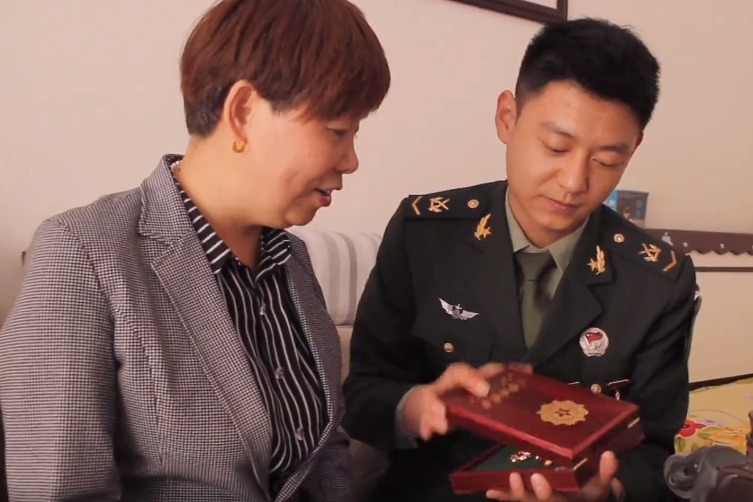 感动！看兵哥哥送给母亲的“特殊”礼物