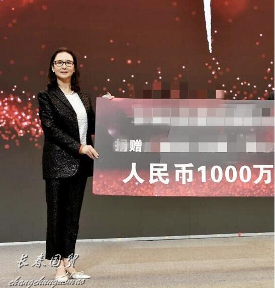 如今邱佩宁已经63岁了,但看上去要比实际年龄年轻许多,端庄优雅风韵