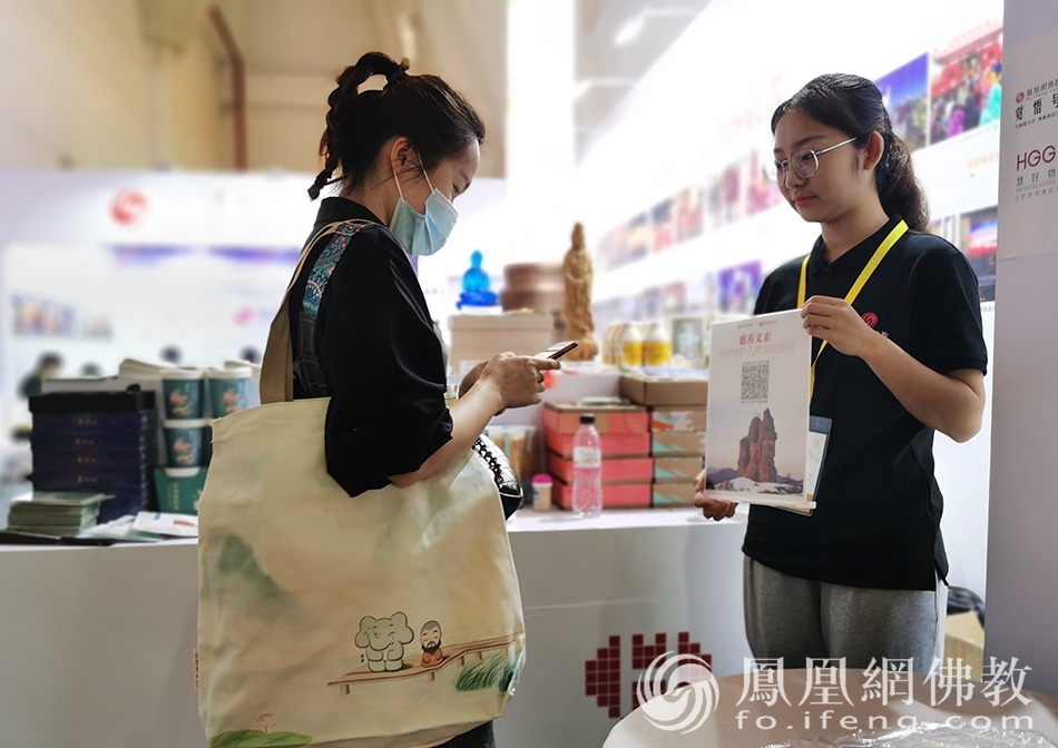 东华禅寺的义卖品受到客商的喜爱(图片来源:凤凰网佛教)