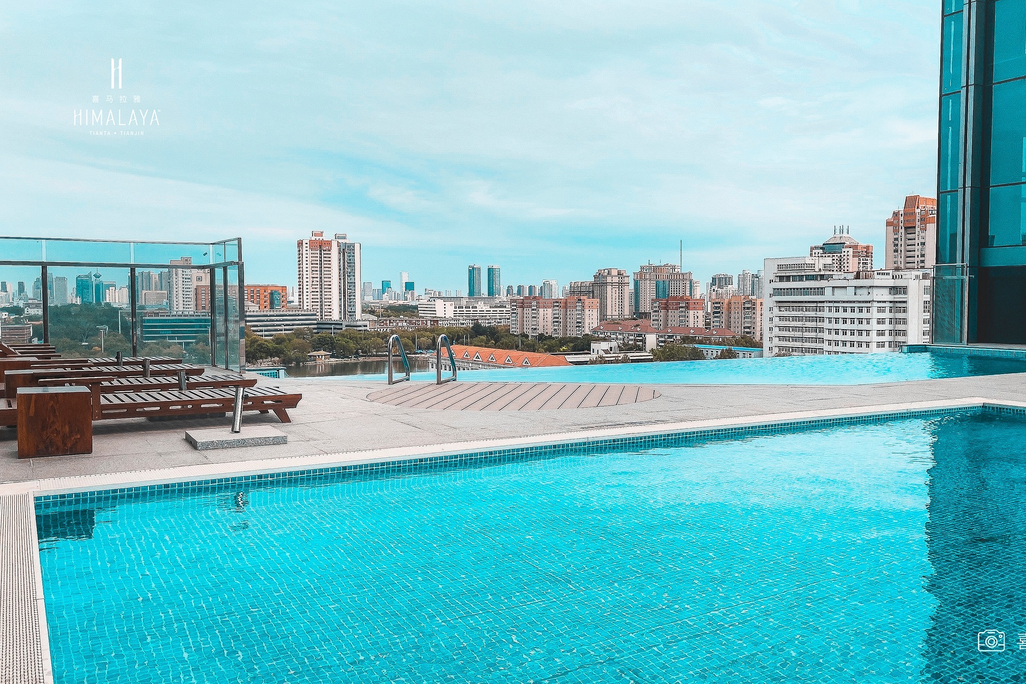 阳光100喜马拉雅:天津首个空中泳池,对望天塔湖,蓝天白云收眼底