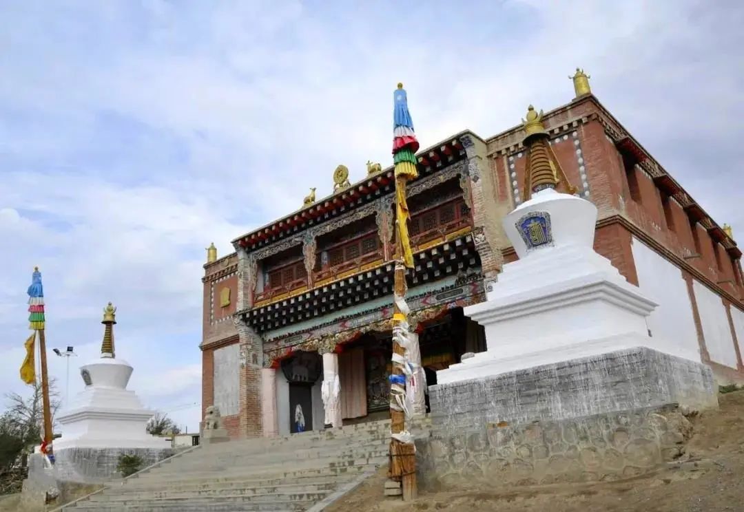 明崇祯三十年(1640)建于现今和布克赛尔镇王爷府后的土山上