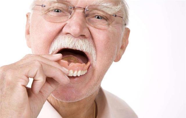 老人戴活动假牙,出现这几个情况,伤害很大!请尽快换掉!