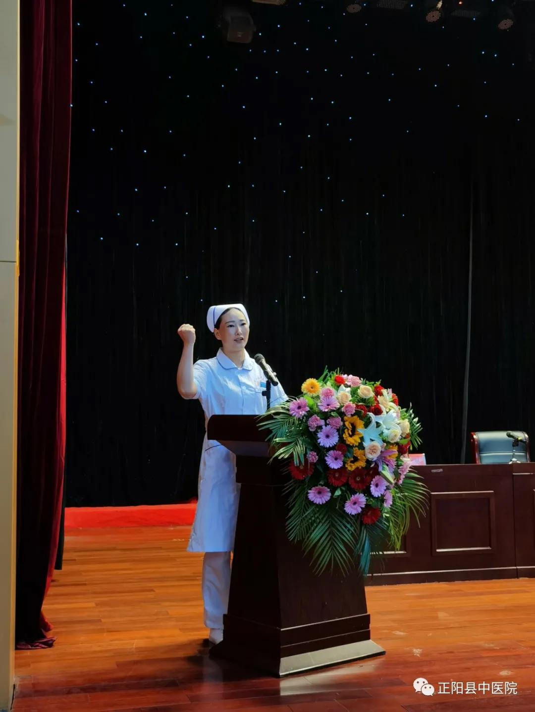 黄楠楠在颁奖典礼上代表优秀护士进行演讲