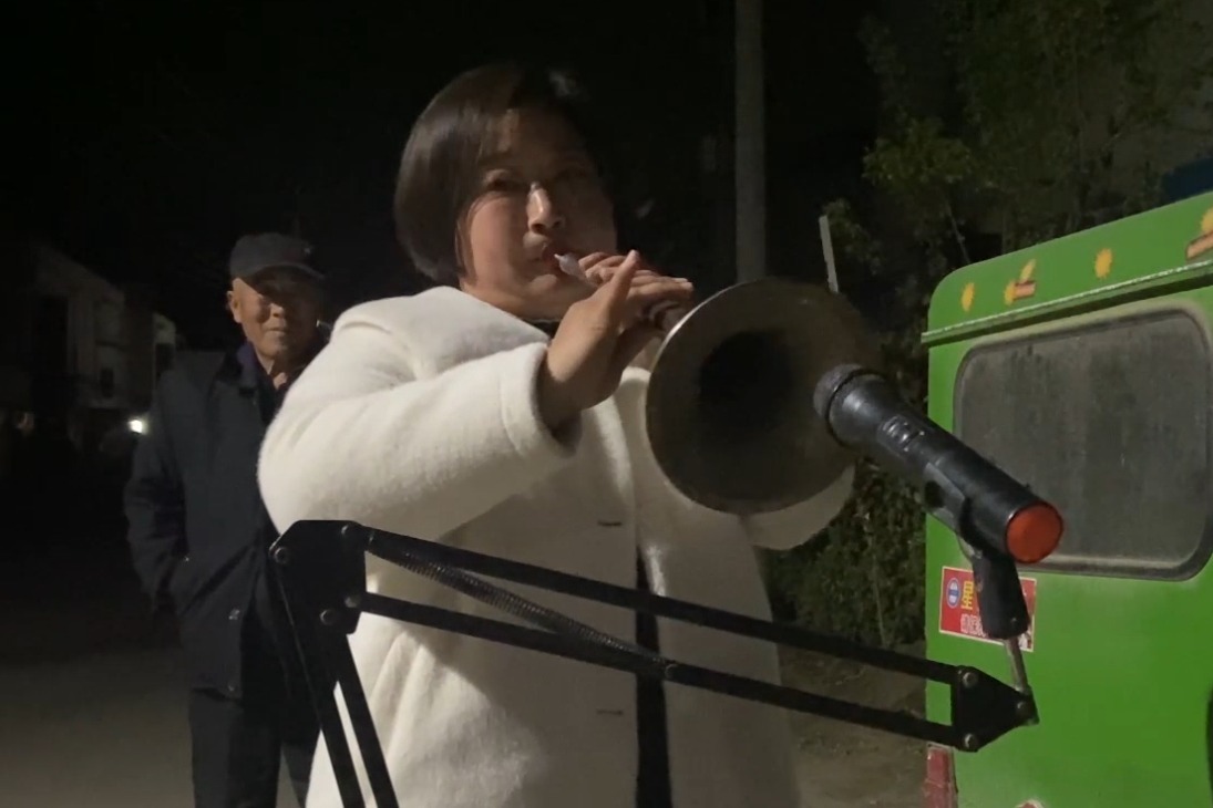 唢呐姐姐演奏歌曲《高山上流云》，吸引众乡亲前来观看，真好听！