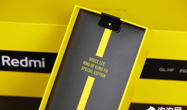 redmi k40游戏增强版的李小龙特别版采用了专属的黄黑配色,并且从包装