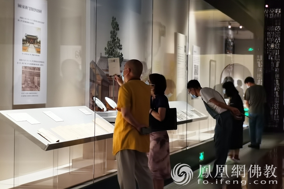 民众观展(图片来源:凤凰网佛教 摄影:张科)