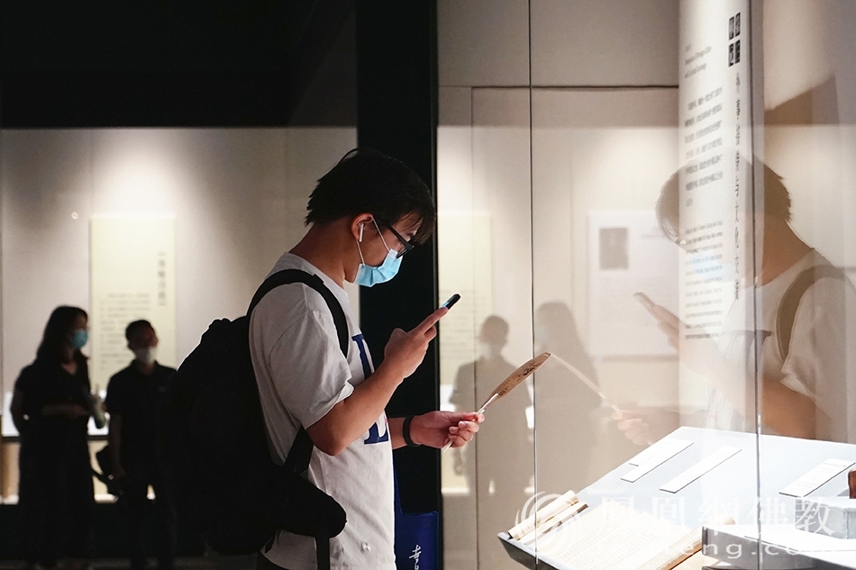 展出的作品吸引民众拍照留念(图片来源:凤凰网佛教 摄影:王子轩)