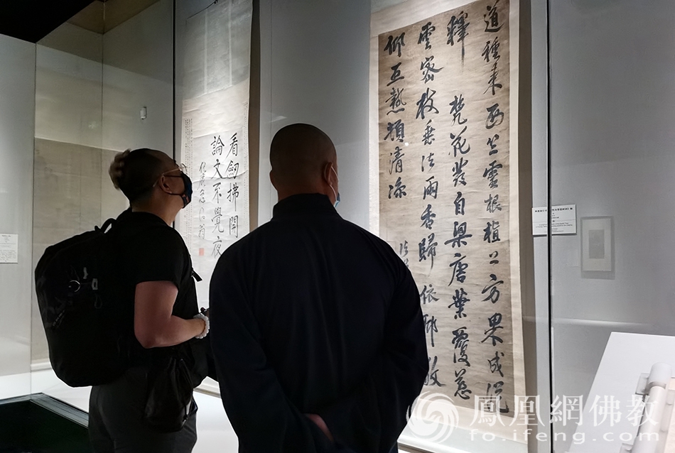 岭南寺僧书画作品,吸引民众驻足观看。(图片来源:凤凰网佛教 摄影:张科)