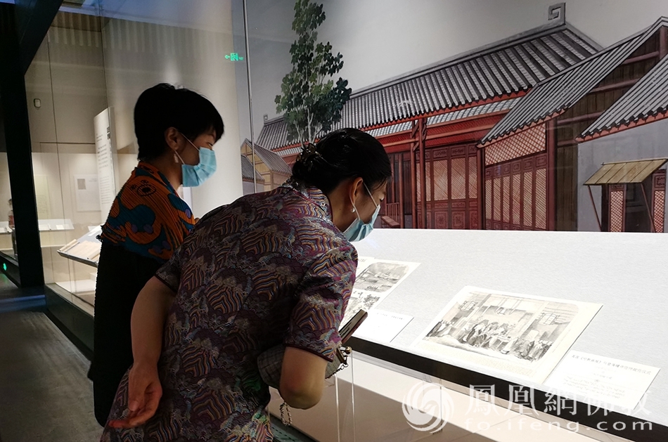 参展作品吸引民众驻足观看(图片来源:凤凰网佛教 摄影:张科)