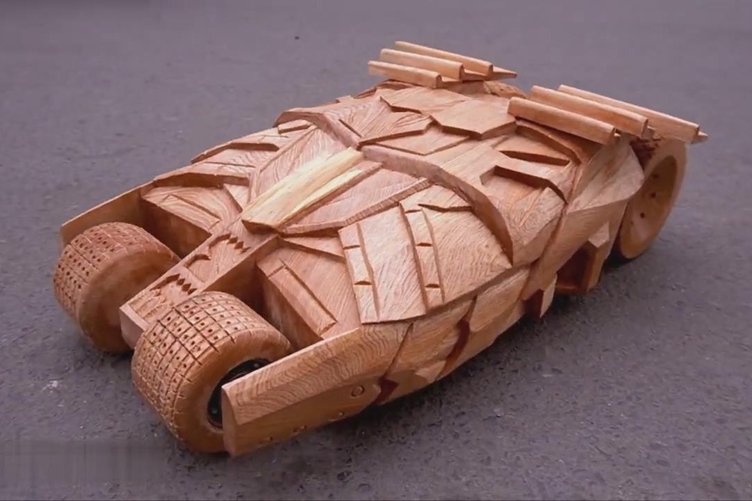 用普通木头制作蝙蝠车模型,木雕手艺高超,成品让人眼前一亮!
