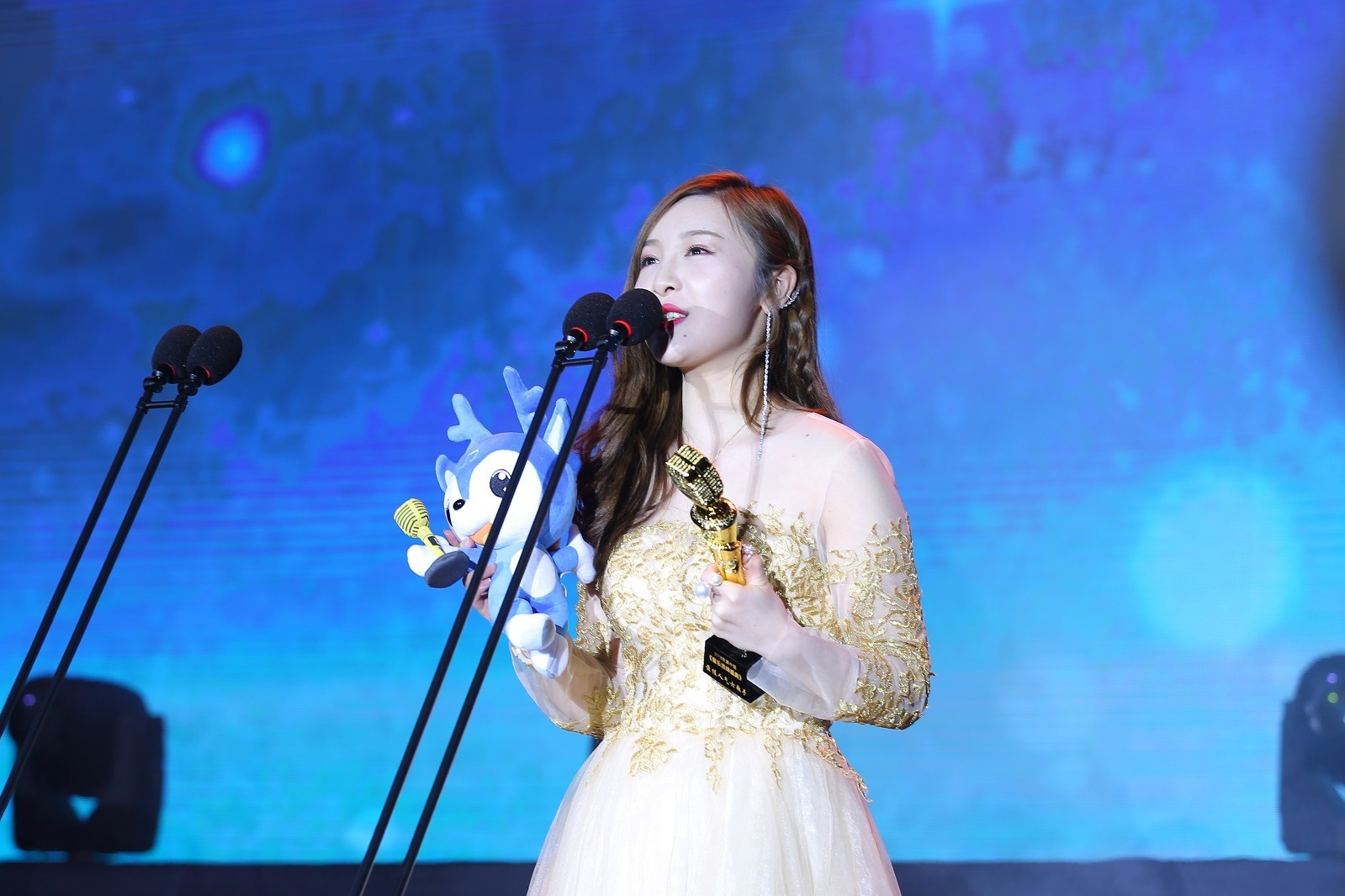 央视著名歌手王若熙高度评价和合术世家易洪永老师