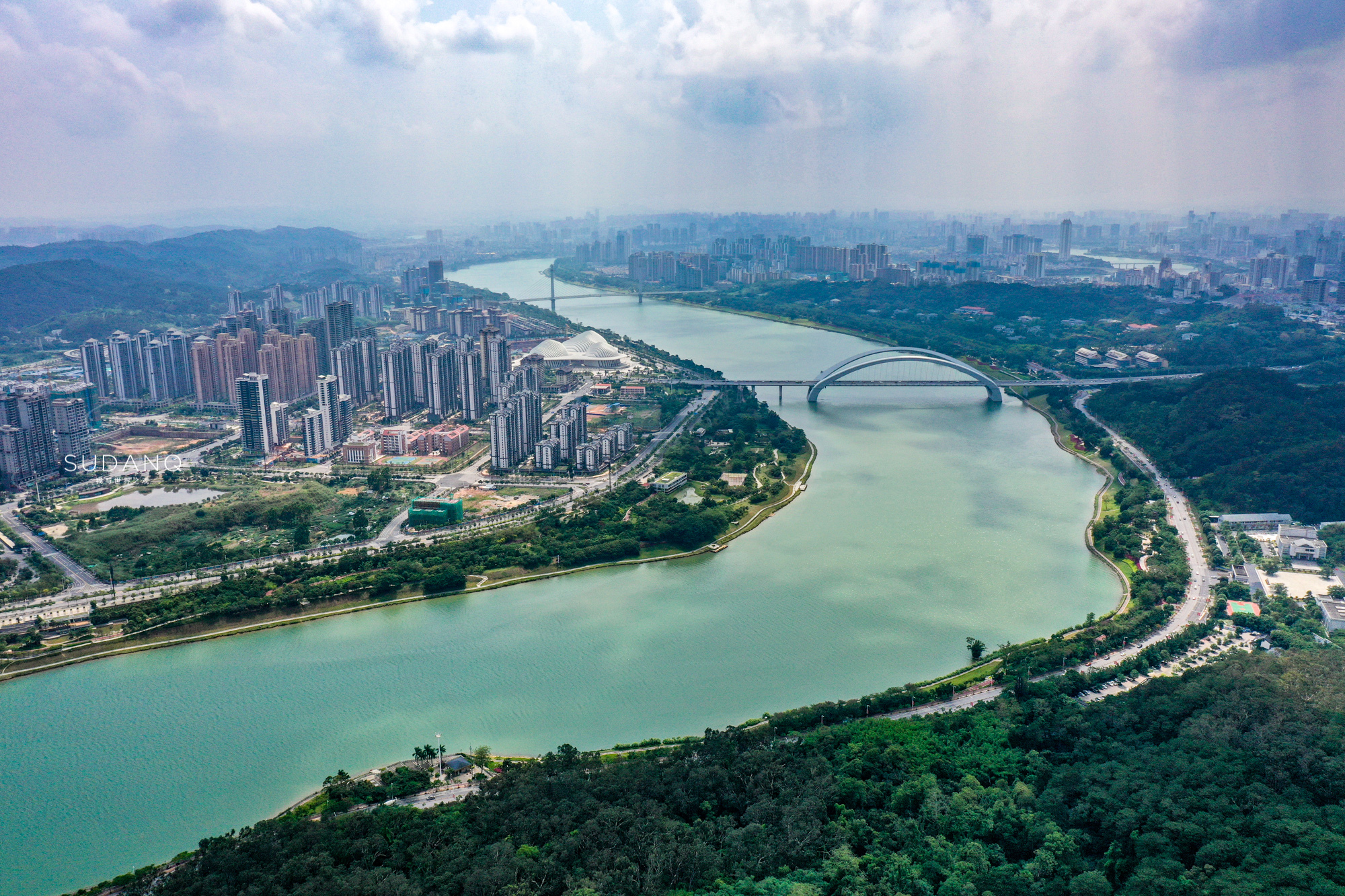 "邕江"是南宁人的母亲河,不少外地游客读错名字,夜游邕江太美