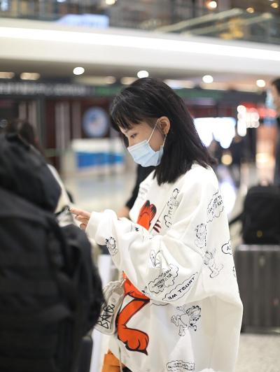 黄龄素颜亮相机场,大码卫衣配超短牛仔裙,34岁打扮比年轻人还潮
