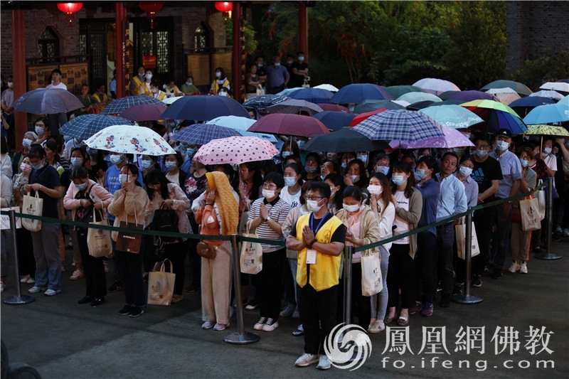 揚州文峰寺舉行迎考減壓點燈活動,祈願所有考生金榜題名