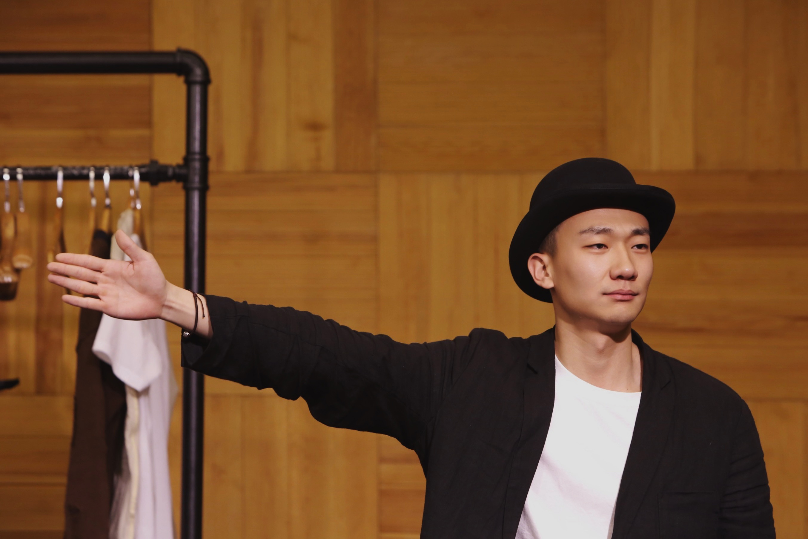 话剧等待戈多首轮巡演圆满收官吴昊宸领衔主演获易立明点赞