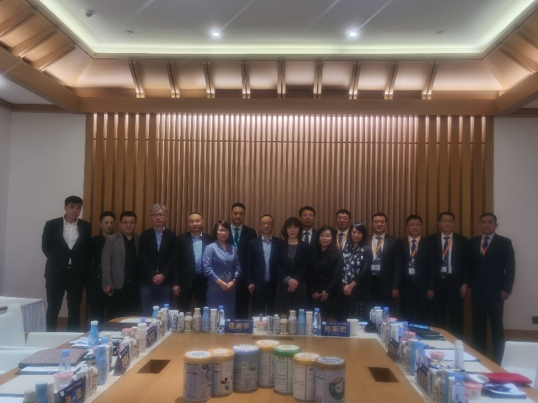 运营团队核心负责人与伊利集团助理总裁孙东宏,副总裁郭云龙