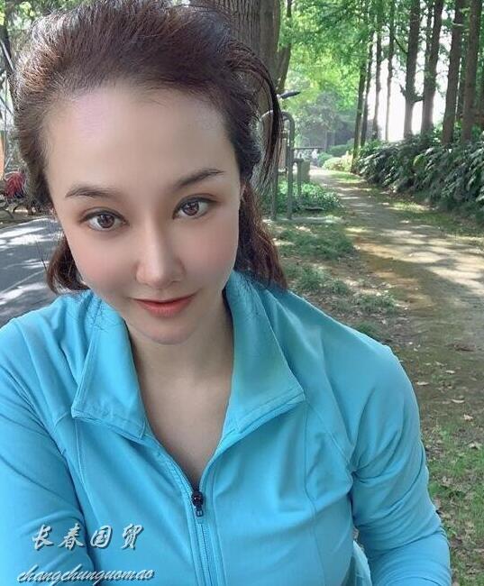 侯耀华女徒弟近照曝光,热爱运动户外玩篮球,性感妩媚身材傲人_凤凰网