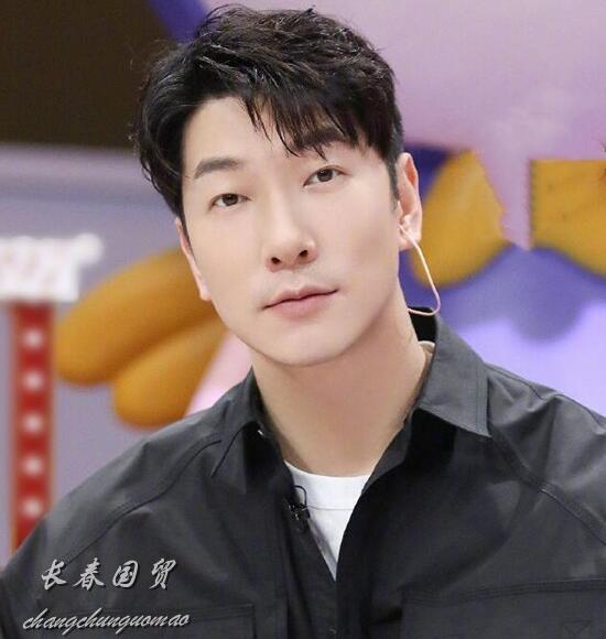 张亮15年前旧照曝光,长发造型表情冷峻酷帅十足_凤凰网