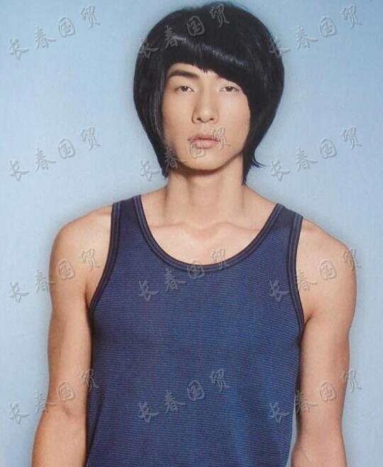 照片拍摄于15年前,那时的张亮留着长发造型,表情冷峻酷帅十足,与如今