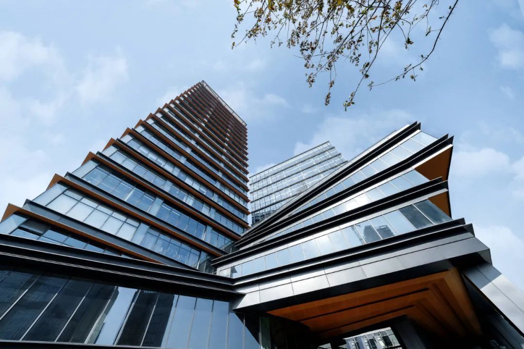 环形裙楼从地面升高&copy;lwk   partners