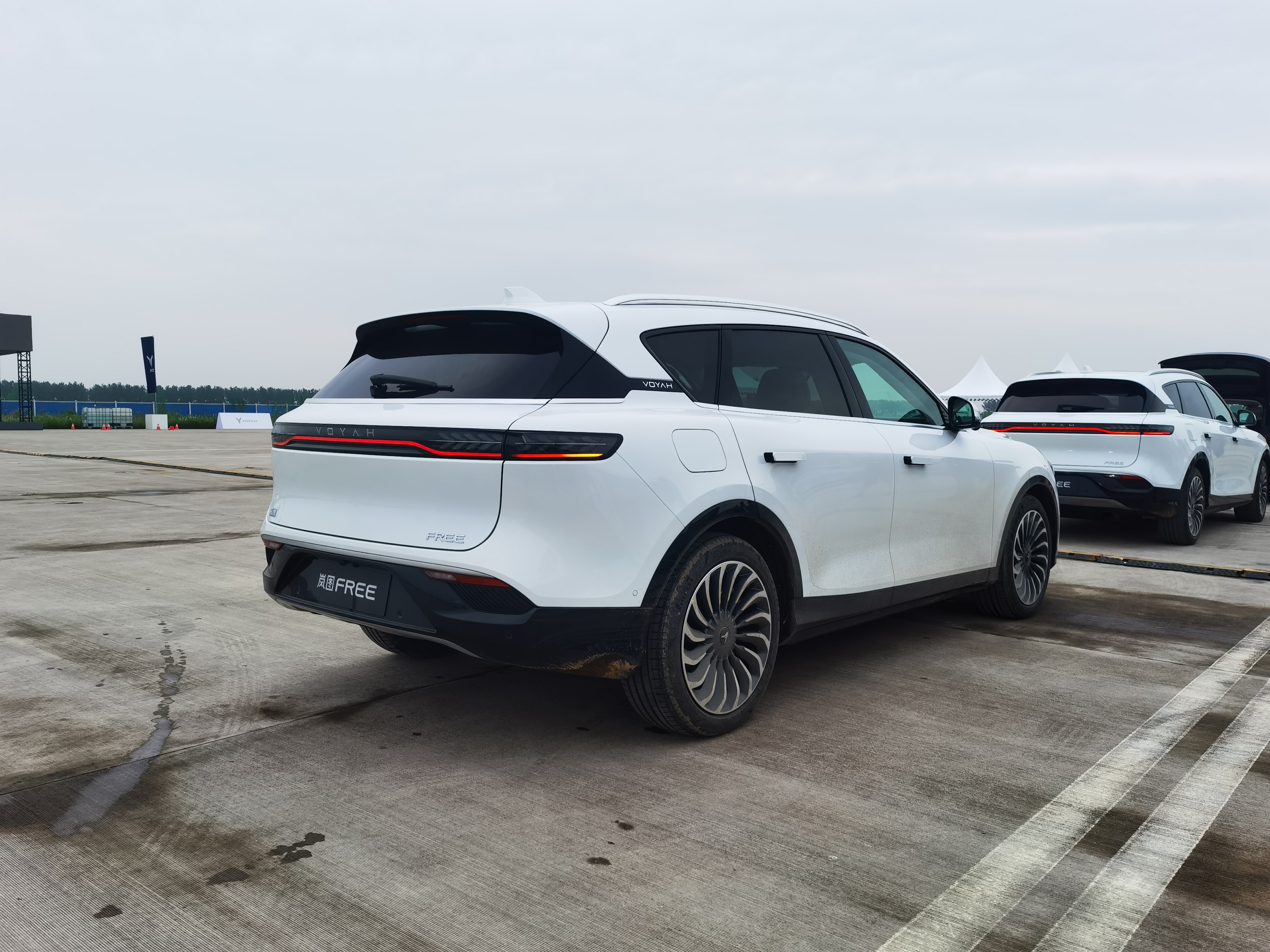 东风汽车的岚图free一上来就追着理想跟蔚来打了_凤凰网汽车_凤凰网