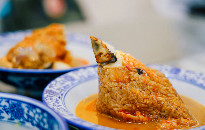 泉州美食之"侯阿婆烧肉粽",粒大料满,一口下去很满足__凤凰网