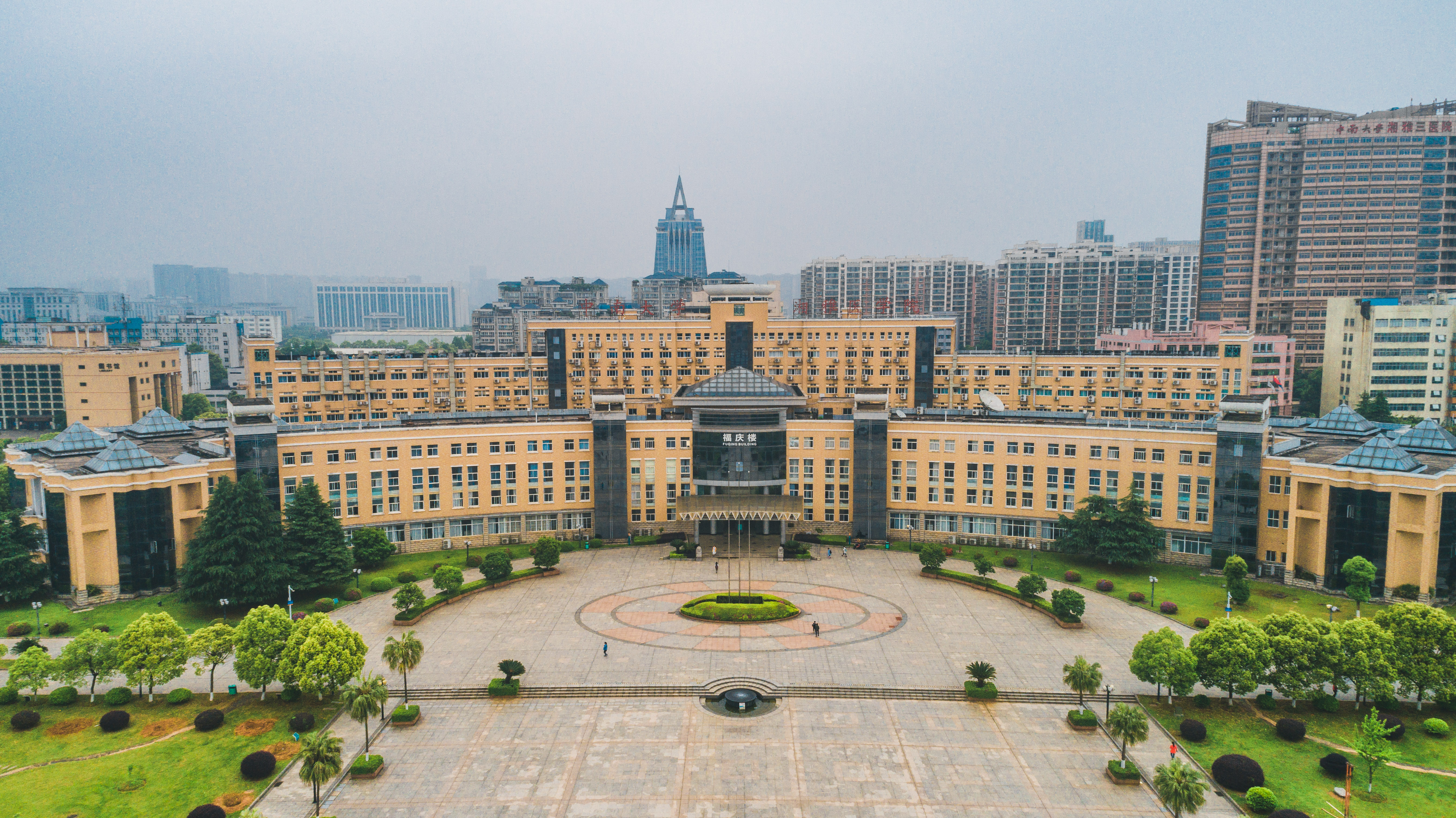 100名中南湘雅毕业生献礼母校,编撰《寻路桐梓坡》学生成长指南__凤凰