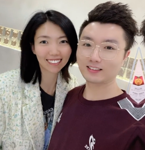 从照片上来看,于鋆炜男友的身高超不多有190cm,穿着印有"cvl"标志的暗