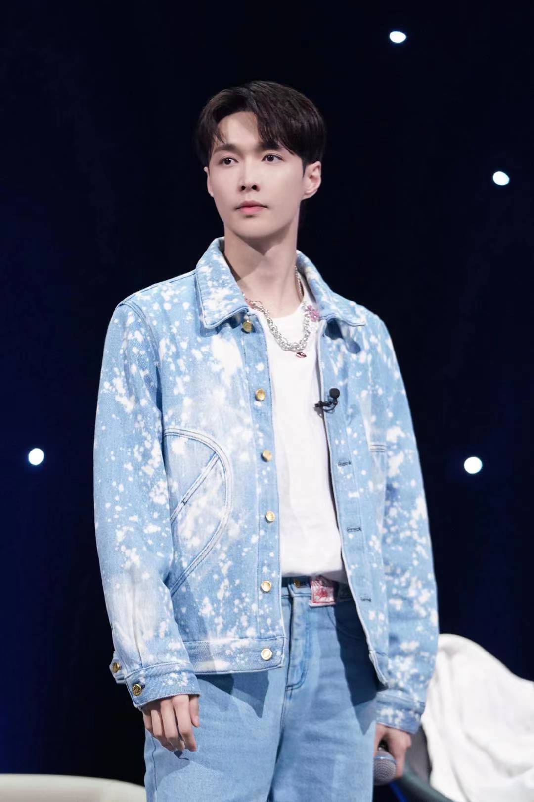 张艺兴《金曲青春》制作人身份再上线 金曲演绎彰显染色体编创实力