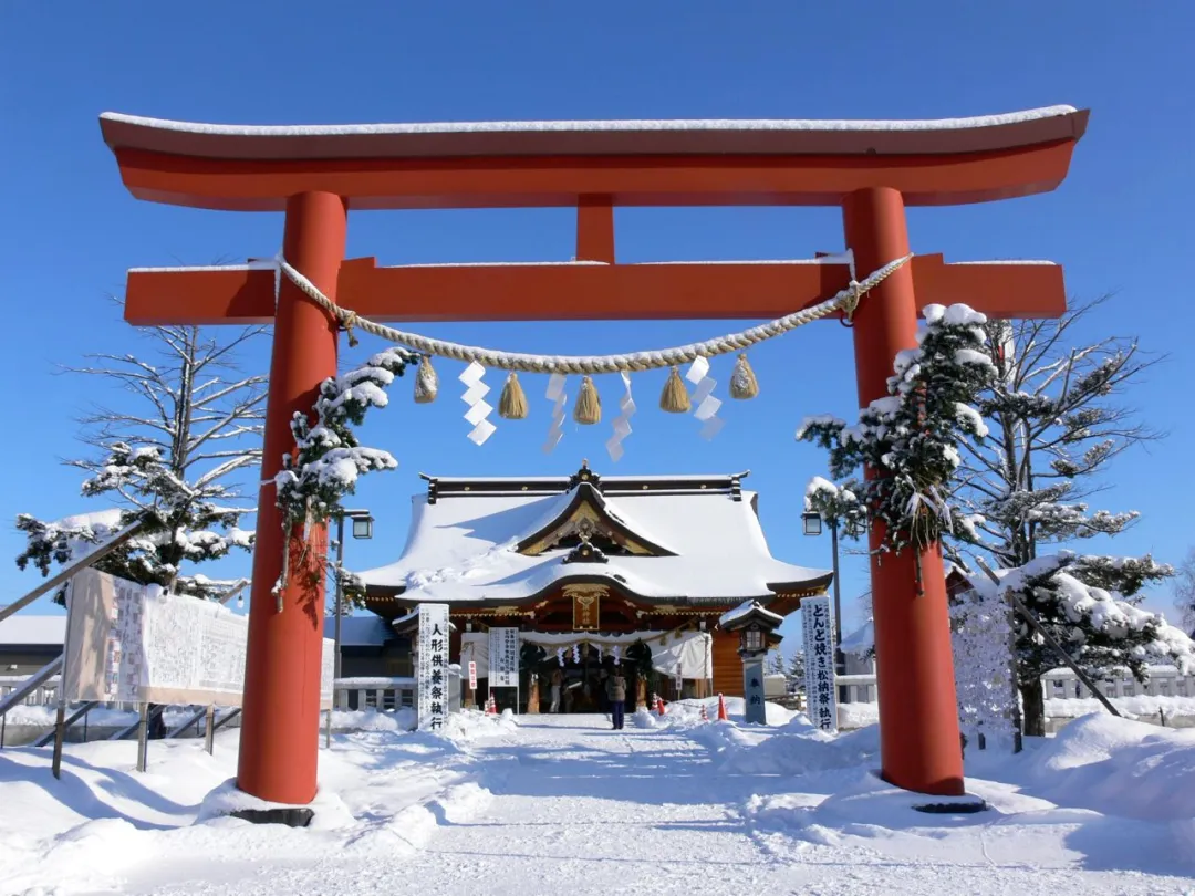 下次来到美瑛的时候,除了欣赏绝美的雪景之外,也别忘了来美瑛神社加持