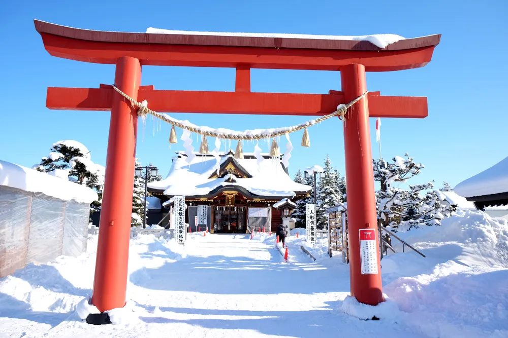 北海道的美瑛神社正面的梁柱上就雕著隐藏版的爱心,光是看着就被萌到