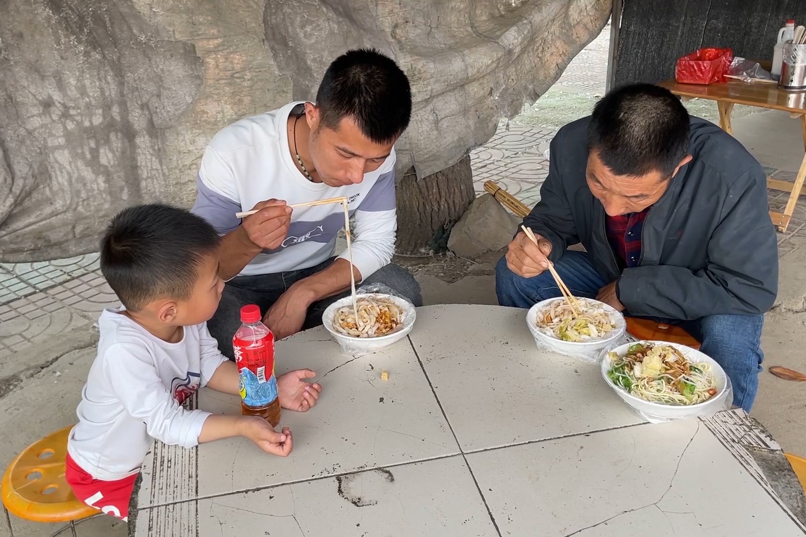 卡通人物一家人吃饭png元素图片_装饰图案_设计元素_图行天下图库