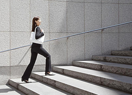 教你学会正确的爬楼梯的方法__凤凰网