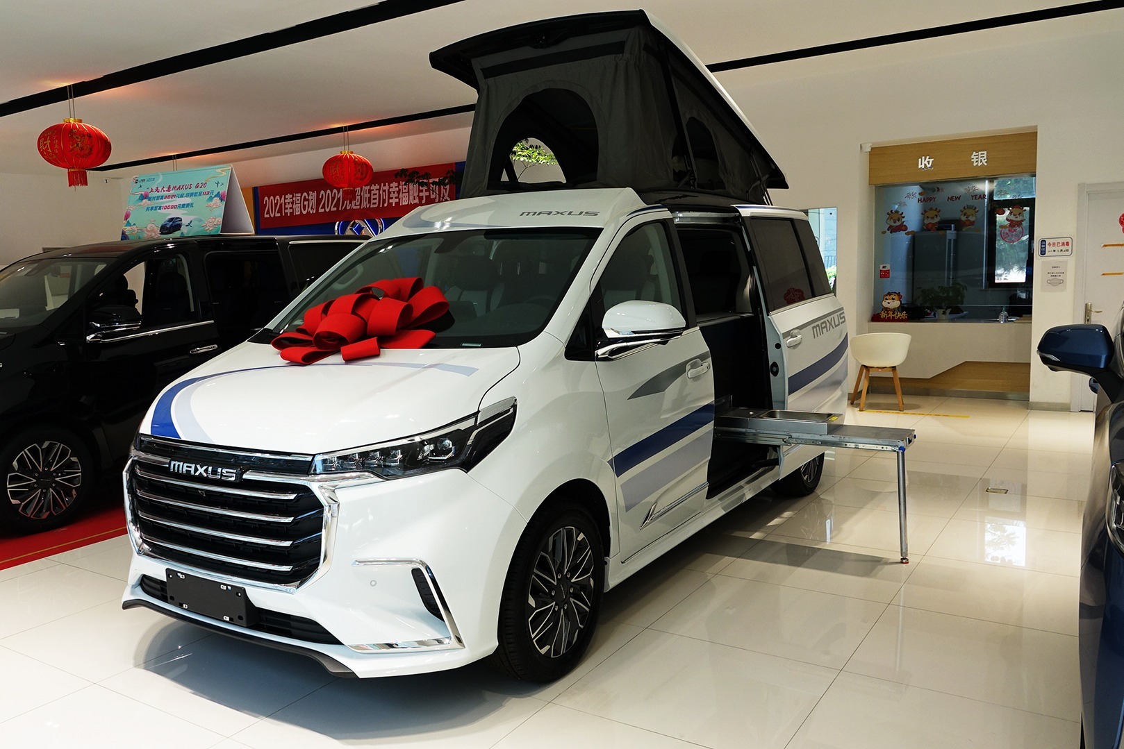 新车轴距将近3米2六座布局灵活大空间解读上汽大通rg20房车