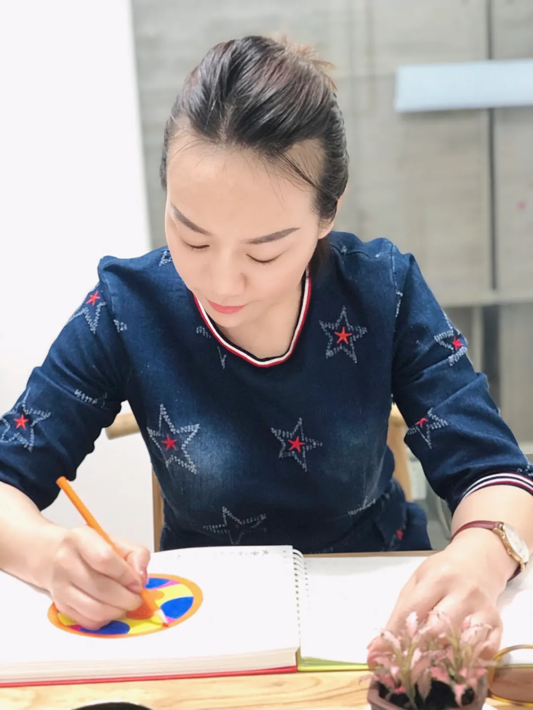 杨杨,一个幸福快乐的母亲,一个有故事的色彩疗愈幸福导师!_凤凰网
